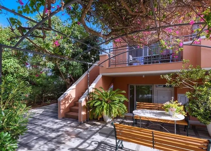 Poseidon Studios & Apartments